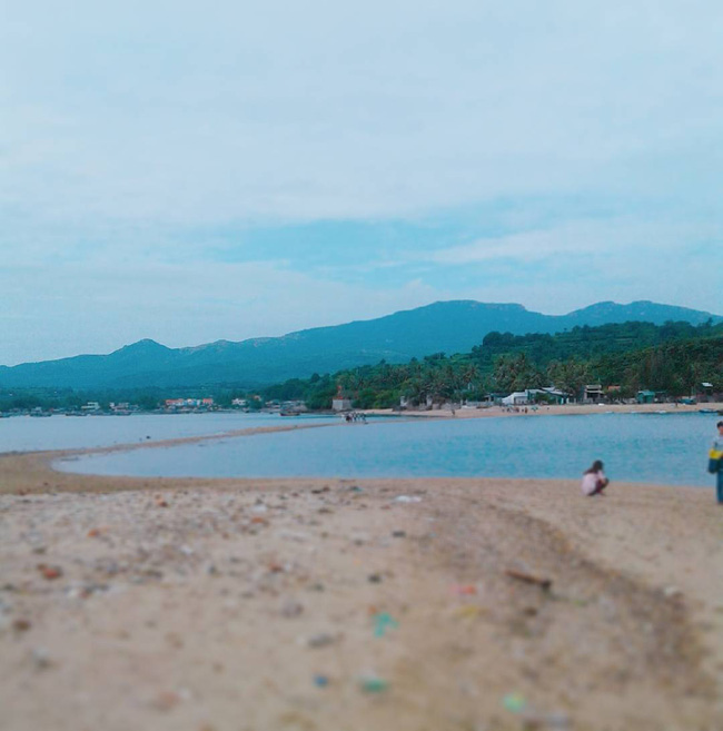 Đảo Nhất Tự Sơn: Không chỉ Khánh Hòa mà ngay tại Phú Yên bạn cũng có thể trải nghiệm việc đi bộ dưới biển tùy theo mực nước. Và đó chính là đảo Nhất Tự Sơn, nằm ở phía Bắc tỉnh Phú Yên, cách thành phố Tuy Hòa chừng 50 km. Con đường đi bộ trên biển dài chừng 400 m, tuy nhiên thông thường nó chỉ xuất hiện vào buổi sáng hoặc buổi chiều từ thời gian mùng 1 đến ngày rằm, trong thời điểm rút. Nhưng hãy nhớ mang dép khi lội qua đảo để tránh bị đau chân do đá trên đường. Giá vé qua đảo là 30 ngàn đồng/ người. Ảnh: heyjamblee