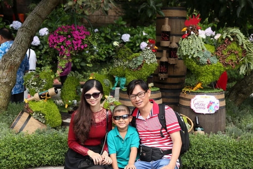 Liên tục selfie với những tiểu cảnh độc đáo được tạo nên từ nho tươi, những thùng ủ vang, ly và chai vang khổng lồ, chị Nguyễn Thu Hiền đến từ Hà Nội nói với tôi: “Đẹp quá, không nghĩ là Bà Nà Hills lại có những tác phẩm thú vị đến vậy. Tôi đã chụp cả giờ đồng hồ rồi đấy. Nhưng bỏ cảnh nào cũng tiếc.”