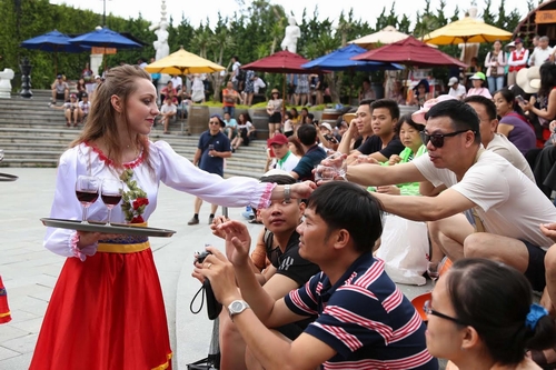 Đón những ly vang miễn phí từ tay nữ tiếp viên xinh đẹp, chẳng cứ cánh mày râu mà cả các bà các cô đều thích thú. Vang trắng, vang đỏ từ những thương hiệu vang nổi tiếng trong và ngoài nước đã tạo nên những hương vị cay nồng đầy cảm xúc cho lễ hội.