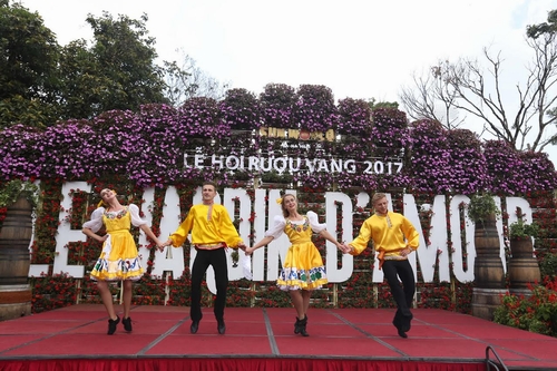 Sân khấu chính đặt tại vườn hoa Le Jardin D’Amour, một trong 9 khu vườn nghệ thuật đẹp nổi tiếng của Sun World Ba Na Hills không khi nào ngớt sôi động với các chương trình biểu diễn nghệ thuật. Những bản tình ca êm dịu đưa nước Pháp đến gần hơn với du khách. Những vũ điệu sôi động từ các vũ công nước ngoài khuấy động không gian, khiến bước chân du khách nhún nhẩy, và họ ngỡ mình đang lạc bước tại một lễ hội vang nào đó tít tận trời Âu.