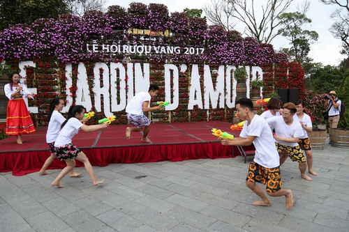 Cuộc chơi với vang của du khách đâu chỉ có vậy. Những trò chơi tương tác thú vị như Nghi lễ La Batalla del Vino (tạm dịch: 