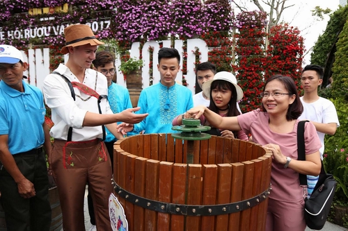 Nhưng không gì thích thú bằng được tự tay nghiền nho, vận hành máy ép nho và tham gia những công đoạn làm vang thủ công. Ngọc Trầm (một du khách đến từ Tp.HCM) nói: “Tuy không uống được rượu vang nhưng tôi rất thích các nội dung chương trình. Tôi đã háo hức được trải nghiệm các công đoạn sản xuất vang thủ công truyền thống. Thật tuyệt diệu”.