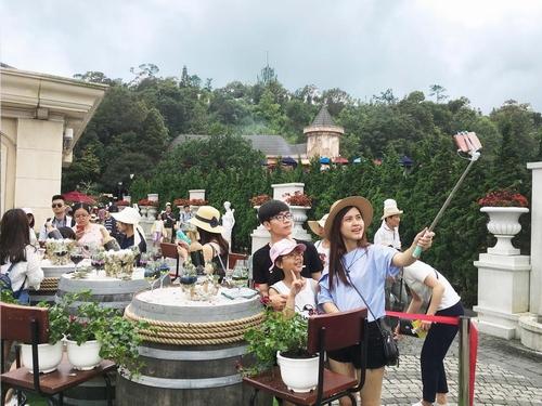 Đây không phải là lần đầu tiên Sun World Bà Nà Hills tổ chức Lễ hội rượu vang, nhưng lại là Lễ hội vang ấn tượng hơn cả. Chị Thu Sương, một du khách đến từ Bắc Giang nói: “Tôi đã đến Bà Nà Hill cả hai mùa vang trước, nhưng thật sự mà nói, Lễ hội năm nay quy mô và độc đáo hơn hẳn.”