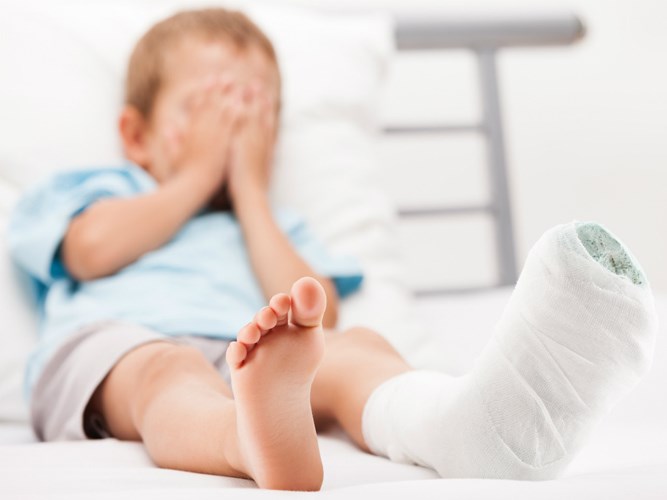 Nhiều trường hợp lạm dụng thuốc quá nhiều có thể gây loãng xương. Ảnh: Đông dược gia truyền.