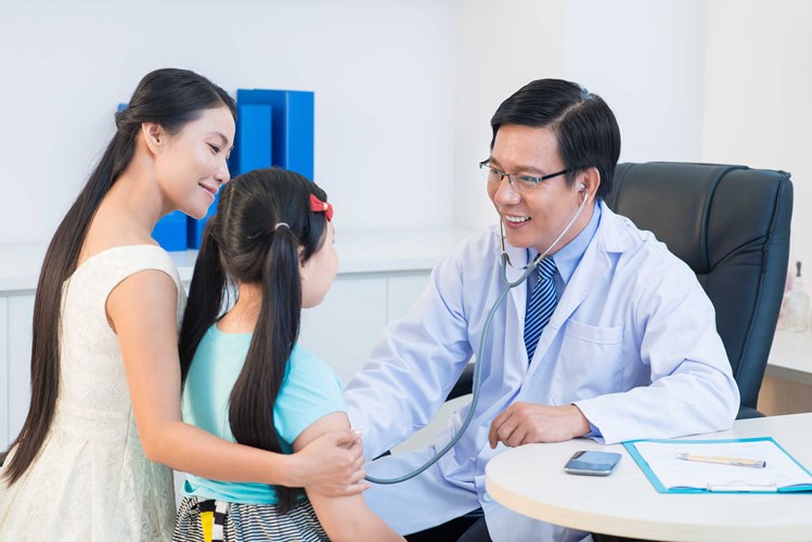Chính vì những ảnh hưởng không đáng có mà thuốc hoãn dậy thì sớm gây nên mà các bác sĩ khuyến cáo các bậc phụ huynh phải thật cẩn trọng khi cho con tiêm loại thuốc này. Ảnh: Hello bác sĩ.