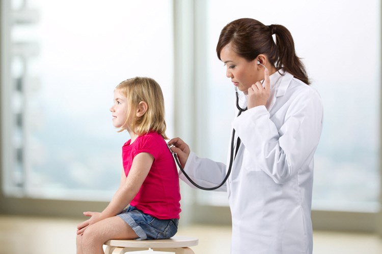 Tuyệt đối không tự ý mua thuốc về để tiêm cho bé mà phải đến các cơ sở y tế để trao đổi với bác sĩ chuyên khoa để điều trị đúng với tình trạng, độ tuổi tránh những ảnh hưởng không mong muốn ở trên. Ảnh: Làm cha mẹ.ưởng rất lớn đến tâm sinh lý, rất nhiều bé rơi vào tình trạng chán nản và tỏ ra thờ ơ với cuộc sống. Ảnh: Báo mới.
