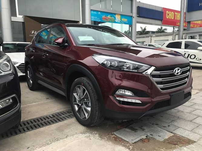 Chiếc xe lần này mang màu đỏ mận. Tucson 2017 vẫn giữ nguyên thiết kế 