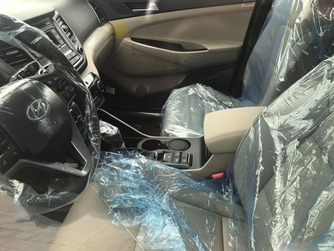 Về nội thất, xe được trang bị ghế bọc da cao cấp, vô lăng 3 chấu tích hợp các phím chức năng. Tuy nhiên, không thấy sự xuất hiện của màn hình cảm ứng ở khu vực trung tâm. Các trang bị về tính năng sử dụng và an toàn của Tucson 2017 vẫn cơ bản giống với thế hệ tiền nhiệm: Điều khiển hành trình Cruise Control, chìa khóa thông minh cùng nút nhấn khởi động Start/Stop Engine, phanh tay điện tử, chống bó cứng phanh ABS, cân bằng điện tử ESC, khởi hành ngang dốc HAS, hỗ trợ xuống dốc DBC...