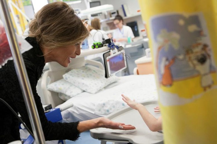 Bà cũng tới thăm Bệnh viện Bambino Gesu ở Rome trong khuôn khổ chuyến tháp tùng cùng chồng là Tổng thống Mỹ Donald Trump.