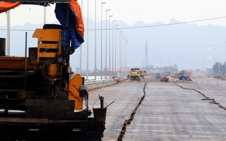 Máy móc, thiết bị đang tập trung thi công phần đường dẫn