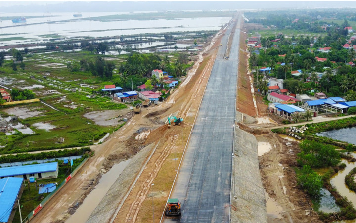 Hệ thống đường dẫn ở hai đầu được thiết kế 4 làn xe chạy, mỗi bên hai làn và ngăn cách bởi dải phân cách giữa rộng 3m