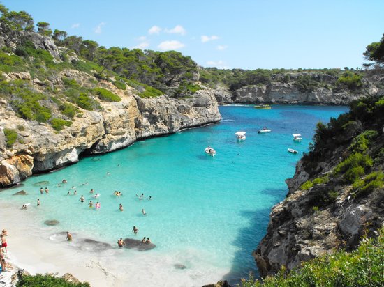 Quần đảo Majorca: Theo chia sẻ của những du khách đã từng đến đây, hòn đảo thơ mộng mang đến nguồn cảm hứng cho Chopin và Miró giờ đây nổi tiếng như một điểm đến bãi biển nghỉ xuân. Tuy nhiên, đừng lo lắng nếu du khách đi nghỉ mát vào kỳ nghỉ xuân của trường tiểu học -- ở đây có rất nhiều hoạt động dành cho trẻ nhỏ. Các màn trình diễn cá heo và sư tử biển của công viên hải dương Marineland và bãi biển dành cho trẻ em là những điểm đến thu hút các gia đình. Và nếu trong gia đình du khách có một em bé say mê Thomas thì con tàu cổ đi từ Palma đến Soller là nơi không thể bỏ qua.