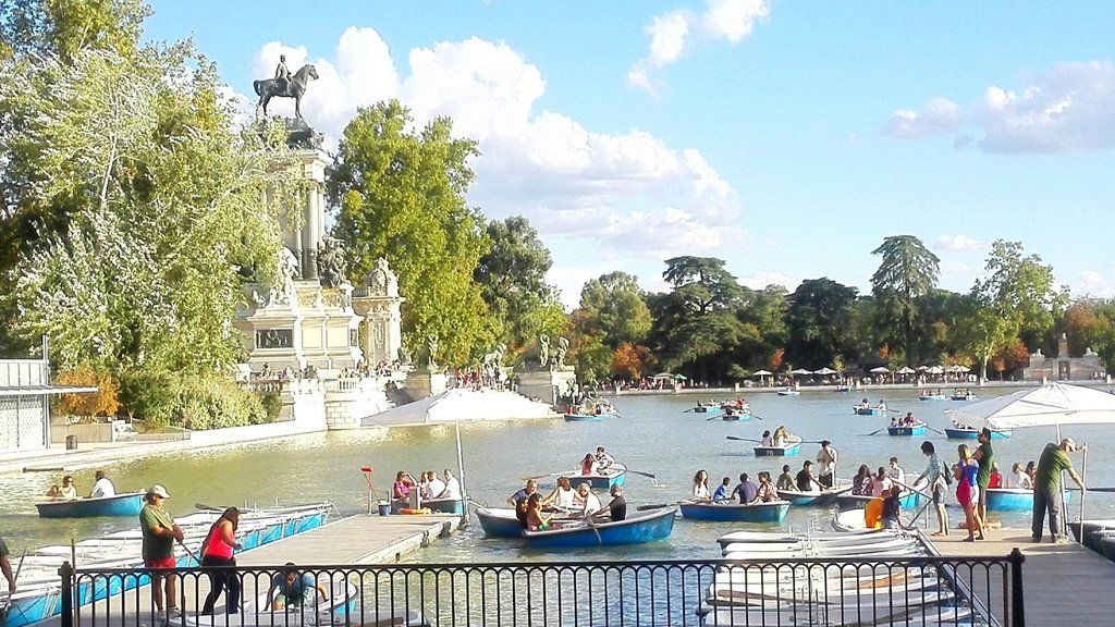 Rất nhiều tòa nhà của Madrid giống như lâu đài nên bạn sẽ nghĩ rằng bạn đã lạc vào một câu chuyện cổ tích. Ngay cả Tòa thị Chính cũng đẹp đến kinh ngạc, với những ngọn tháp nhọn màu trắng và các đặc điểm tân Gothic. Du khách có thể bắt đầu chuyến tham quan kiến trúc tự hướng dẫn từ bức tượng chú gấu lớn ở Puerta del Sol trung tâm. Lang thang trong Cung điện Hoàng gia huyền ảo trước khi chiêm ngưỡng vẻ đẹp tự nhiên của Công viên Retiro, sau đó tham quan một trong nhiều bảo tàng của thành phố. Để kết thúc mỗi ngày thật vui vẻ,du khách hãy thưởng thức một đĩa cơm thập cẩm trong khi nhấm nháp rượu rioja của Tây Ban Nha.