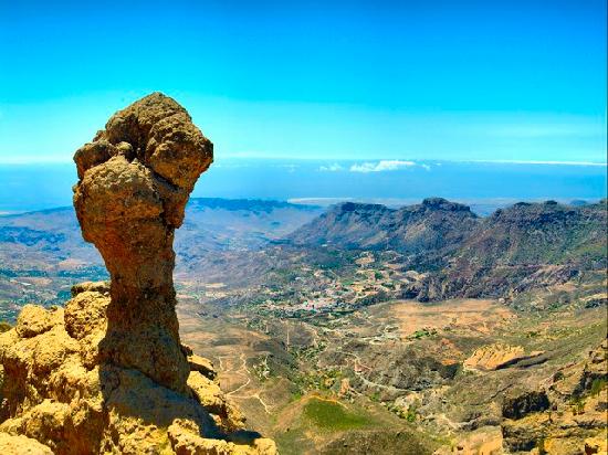 Đảo Gran Canaria dễ chịu, thoải mái luôn mang đến chút dư vị ngọt ngào cho tất cả mọi người. Các gia đình thường tập trung tại các công viên nước và bãi biển của Puerto Rico. Còn những người muốn được nghỉ ngơi yên tĩnh sẽ nóng lòng tìm đến với các làng chài thanh bình của Mogan. Du khách đồng tính tụ tập ở những quán bar, nhà hàng và bãi biển của Playa del Ingles. Các điểm du lịch đô thị nằm tại Las Palmas. Ba đường cao tốc mở ra đảo dành cho những du khách thuê xe hoặc đi xe buýt. Những địa điểm chủ yếu để tham quan là Nhà thờ San Juan Bautista de Arucas và vườn thú Palmalitos.