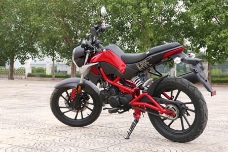 Yên xe cao vuốt ngược về sau kết hợp với tay lái rộng phù hợp với di chuyển trong phố đông. Bảng đồng hồ LCD phong cách xe phân khối lớn. Ống xả kiểu dáng scrambler, cặp vành hợp kim 17 inch đa chấu kết hợp với lốp không săm. Trang bị an toàn với phanh đĩa đơn trước và phanh trống phía sau.