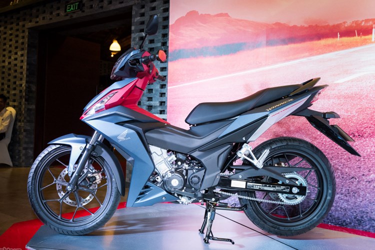 Honda Winner 150 là cái tên tiếp theo trong danh sách những mẫu xe côn tay giá rẻ đang tạo ra cơn sốt tại Việt Nam trong thời gian qua. Honda Winner 150 là dòng xe máy côn tay underbone tương tự như 