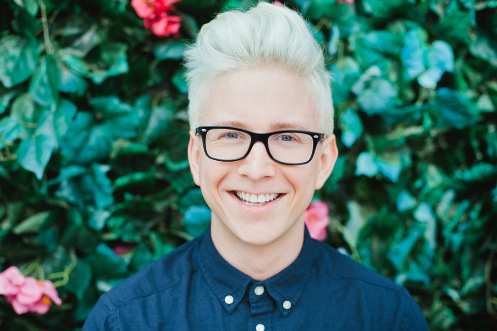  Tyler Oakley - 6 triệu USD: Các video hài hước hay bình luận về văn hóa đương đại được Tyler đăng tải trên kênh YouTube 7,9 triệu fan, thu hút 620 triệu lượt xem. Cuốn hồi ký Binge được chàng trai Mỹ xuất bản năm 2015 trở thành quyển sách viết về cộng đồng LGBT bán chạy nhất, nhận được sự quan tâm từ MC nổi tiếng Ellen DeGeneres. Nhờ những đấu tranh không mệt mỏi cho cộng đồng LGBT trong nhiều năm, 8X từng được diện kiến vợ chồng cựu Tổng thống Mỹ Barack Obama. Ảnh: The Hollywood Reporter.