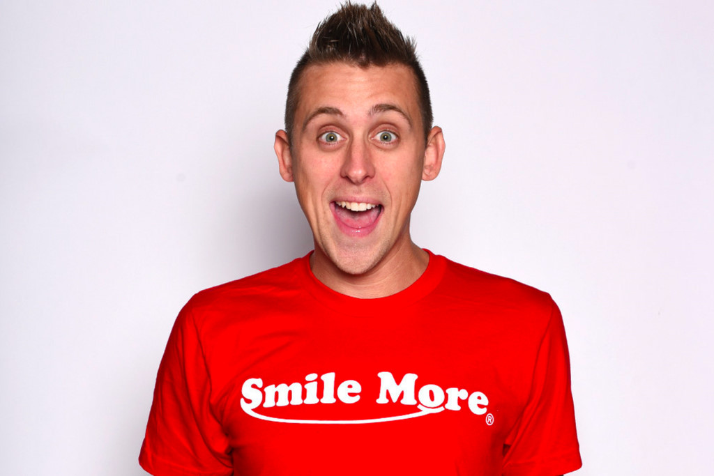 Roman Atwood - 8 triệu USD: Vlogger kiêm diễn viên hài người Mỹ được mệnh danh “người chơi khăm nhất tại YouTube” với hàng loạt video chọc phá mọi người. Roman sở hữu 2 kênh YouTube đều có lượt xem và người theo dõi “khủng” - kênh RomanAtwoodVlogs có 12 triệu subscriber và 3,3 tỷ view, kênh RomanAtwood có 10,3 triệu fan và 1,3 tỷ lượt xem. Ảnh: Mashable.