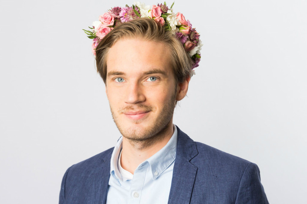 PewDiePie - 61 triệu USD: Những năm gần đây, kênh YouTube của game thủ người Thụy Điển - Felix Kjellberg - thống trị mạng xã hội này với hơn 54 triệu lượt theo dõi. Nội dung các video của PewDiePie đều xoay quanh các trò chơi nổi tiếng đang thịnh hành và được bình luận theo lối hài hước. Mới đây, YouTuber 27 tuổi được tạp chí Time bình chọn là một trong 100 nhân vật có ảnh hưởng nhất thế giới năm 2017. Ảnh: Zoniwallpapers.