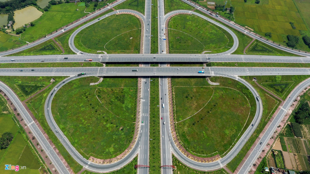 Rẽ phải các phương tiện sẽ về phía cầu Đông Trù, xã Đông Hội, huyện Đông Anh, đi thẳng tiến về sân bay Nội Bài, huyện Sóc Sơn, rẽ trái là đường Hoàng Sa rồi tới đường Võ Văn Kiệt.