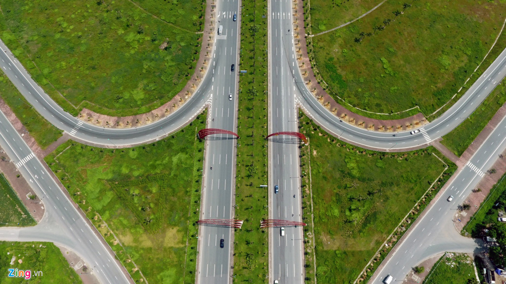 Tuyến đường mang tên Đại tướng Võ Nguyên Giáp dài 15 km, rộng 70-100 m. Sau khi đi từ nội thành qua cầu Nhật Tân người đi đường sẽ gặp điểm giao cắt này.