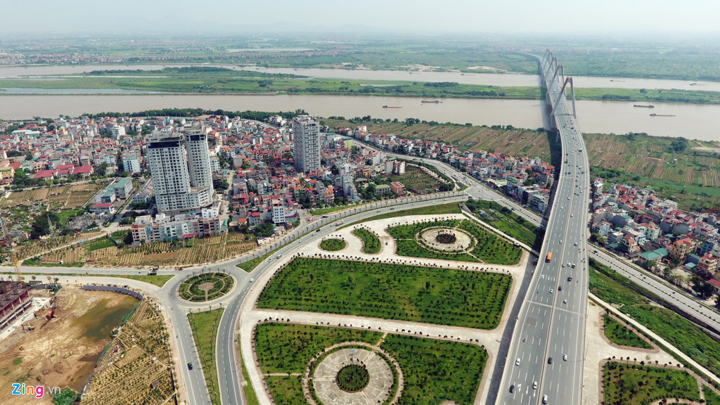 Nút giao này được xây dựng làm 2 giai đoạn, giai đoạn 1 kết nối với đường đê Hữu Hồng hiện hữu, giai đoạn 2 kết nối với đường trục Đông Ngạc - Yên Phụ là đường trục chính theo quy hoạch.
