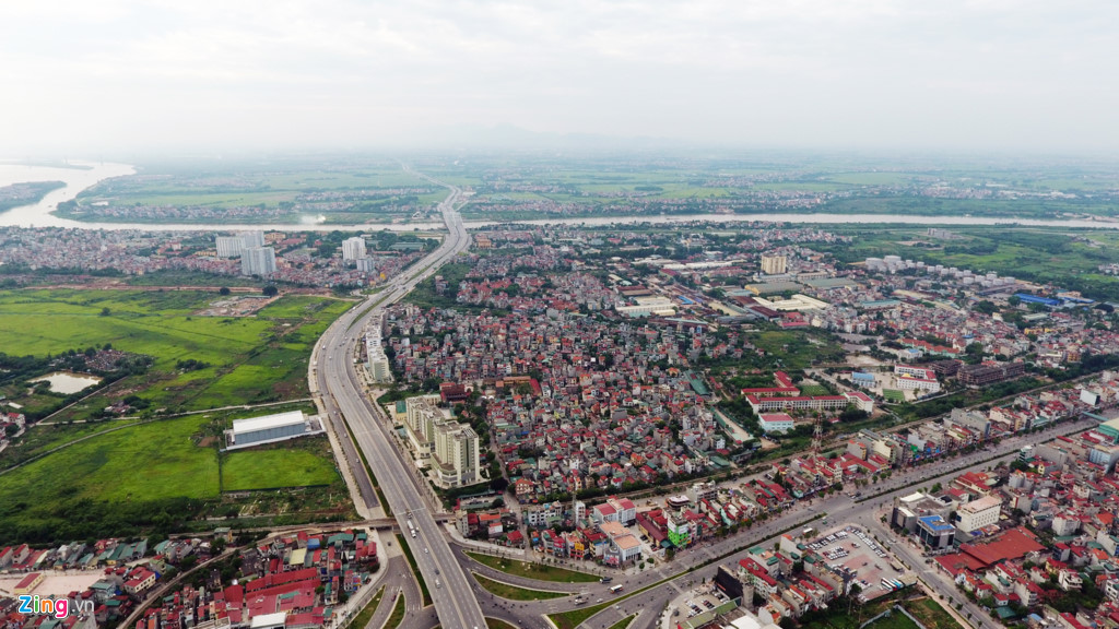 Nút giao nằm giữa Quốc lộ 5, đường Ngô Gia Tự, Nguyễn Văn Cừ và Nguyễn Văn Linh. Phía xa trong ảnh là sông Đuống và cầu Đông Trù.