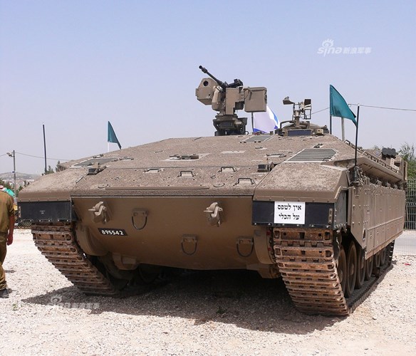 Israel cũng đã từng nhiều lần phá vỡ chuẩn mực thiết kế xe tăng, xe thiết giáp trong quá khứ. Các mẫu xe thiết giáp, xe tăng được Israel chế tạo luôn đặt an toàn của người vận hành lên hàng đầu và những kỹ sư Israel sẵn sàng đánh đổi chi phí sản xuất và hiệu suất chiến đấu lấy sự an toàn của binh lính. Nguồn ảnh: Sina.