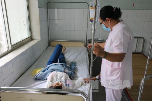 Hàng chục công nhân ở Bến Tre nhập viện nghi ngộ độc thức ăn
