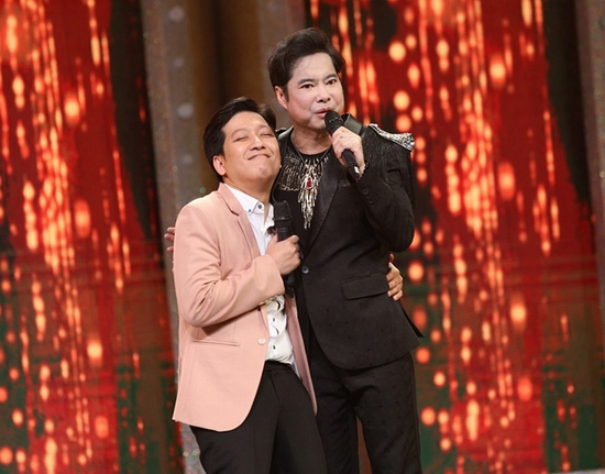 Trường Giang liên tục ôm eo, tựa vai bày tỏ sự ngưỡng mộ dành cho thần tượng từ thuở nhỏ.