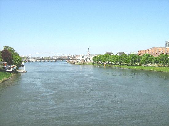 Tiếp giáp với Bỉ ở phía tây và chỉ cách Đức vài dặm về phía đông, Maastricht là thủ phủ của vùng cực nam của Hà Lan, Limburg. Là một thị trấn giàu bản sắc lịch sử và văn hóa, Maastricht tự hào với hai quảng trường thị trấn tuyệt vời: Vrijthof, với Nhà thờ Sint-Servaas, Nhà thờ lớn Sint-Jan và nhiều quán bar, quán cà phê và nhà hàng; và Markt, nơi có tòa thị chính và khu chợ bán buôn tuyệt vời vào sáng thứ Tư và thứ Sáu hàng tuần. Vestigingswerken của thành phố, hay các công sự của thị trấn cổ, là một điểm thu hút du lịch lớn khác.
