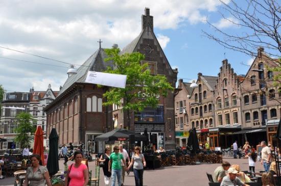 Là một thành phố khá lớn, Arnhem nổi tiếng nhất hiện nay là địa điểm của một trong những trận đánh nổi tiếng nhất trong Thế chiến II. Được trao quyền thành phố vào năm 1233, nơi đây từ lâu đã là trung tâm của các cuộc xung đột bởi vị trí chiến lược của nó trên bờ sông Rhine. Trận Arnhem, một phần của Chiến dịch Market Garden, diễn ra vào tháng 9 năm 1944. Lực lương quân Đồng Minh tiến bộ, phần lớn do mặc phải một loạt sai lầm, đã thất bại trong việc bảo vệ một cây cầu quan trọng và phải chịu bại trận, trì hoãn việc tiến công của quân Đồng Minh vào Đức đến tận mùa xuân năm sau. Bộ phim năm 1977 
