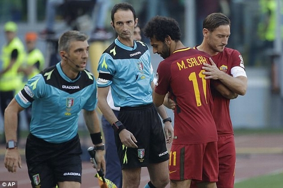 Totti vào sân đầu hiệp 2