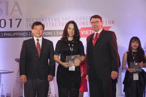 Đại diện Tập đoàn Tân Hoàng Minh nhận Giải thưởng