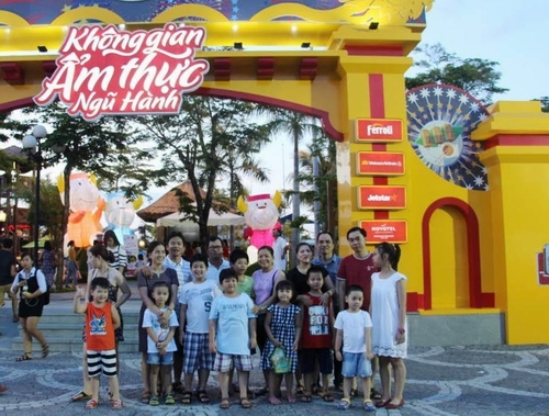 Từ khoảng 6h chiều các ngày trong tuần, khi không khí dịu mát và cả thành phố sông Hàn rực rỡ ánh đèn cũng là lúc Không gian ẩm thực Ngũ hành trở nên nhộn nhịp và sôi động hiếm thấy.  Nhiều đoàn khách từ người già tới trẻ em hào hứng cùng nhau tới khám phá Không gian ẩm thực phong phú và hấp dẫn bậc nhất Đà Nẵng hiện nay.