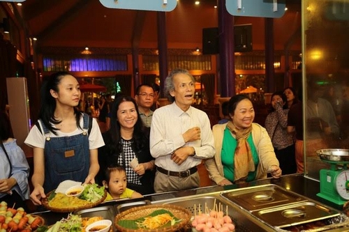 Thưởng thức món ngon tại Không gian ẩm thực Ngũ hành Đà Nẵng