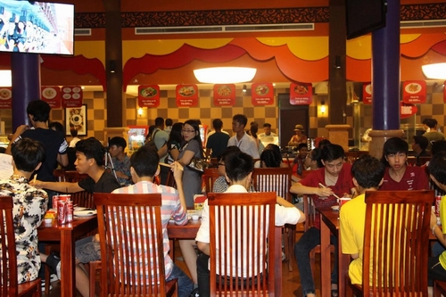 Niêm yết giá công khai, quầy hàng nào cũng nườm nượp khách tới thưởng thức các món ngon, từ bún chả đất Bắc, hải sản nướng đúng điệu cho tới các món “Tây” như Piza, mỳ Ý...vv..vv…Món ngon càng ngon hơn khi đặt trong không gian bài trí đậm chất Ngũ hành.