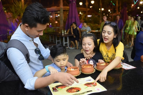 Nếu Khu Thổ được trang trí họa tiết núi non và các món được nấu từ niêu đất thì khu Thủy với sắc trắng chủ đạo cùng các món đồ uống mát lành như kem, nước hoa quả…thu hút rất đông trẻ nhỏ và chị em phụ nữ. Khu Mộc mang sắc xanh của cỏ cây và những món thực dưỡng chế biến từ rau, củ , quả…