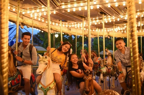 Thỏa mãn khẩu vị với những món ngon, đã mắt với không gian được trang trí rực rỡ nhiều màu sắc… các bạn trẻ còn nán lại để “quậy” với 5 trò chơi ngoài trời miễn phí…