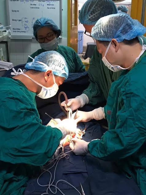 Ho kéo dài, bé trai 10 tháng tuổi bị phát hiện khối u khổng lồ