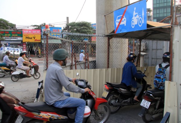 Hầm chui được thiết kế chỉ cho xe máy đi vào được, ô tô tới đây phải rẽ trái sang làn đường bên cạnh.