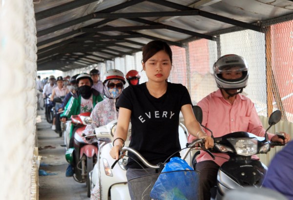 Bên trong hầm, một cô gái trẻ bình tĩnh thong dong đạp xe đạp mà không phải lo lắng các xe cơ giới lớn khác.