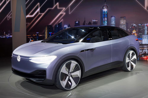 6. Volkswagen I.D. Crozz Concept: Volkswagen có động thái chuyển hướng sang mảng xe điện sau khi vướng phải scandal về khí thải. Tại triển lãm ôtô Thượng Hải (Trung Quốc) 2017 diễn ra trong tháng 4 vừa qua, hãng xe Đức đã giới thiệu mẫu I.D. Crozz Concept. Mẫu xe này thuộc dòng SUV cỡ nhỏ chạy điện, kiểu dáng thể thao. Điểm đặc biệt là đèn pha của I.D. Crozz hoạt động như đôi mắt, khi đỗ xe, mắt nhắm lại và mở mắt khi hoạt động. Mẫu xe trang bị động cơ điện dẫn động 4 bánh, công suất 302 mã lực và có thể đi được quãng đường gần 500 km chỉ với một lần sạc. I.D. Crozz Concept chỉ mất 30 phút để sạc đầy 80% pin khi sử dụng bộ sạc nhanh. Được biết phiên bản sản xuất của I.D. Crozz Concept sẽ bắt đầu vào năm 2020.