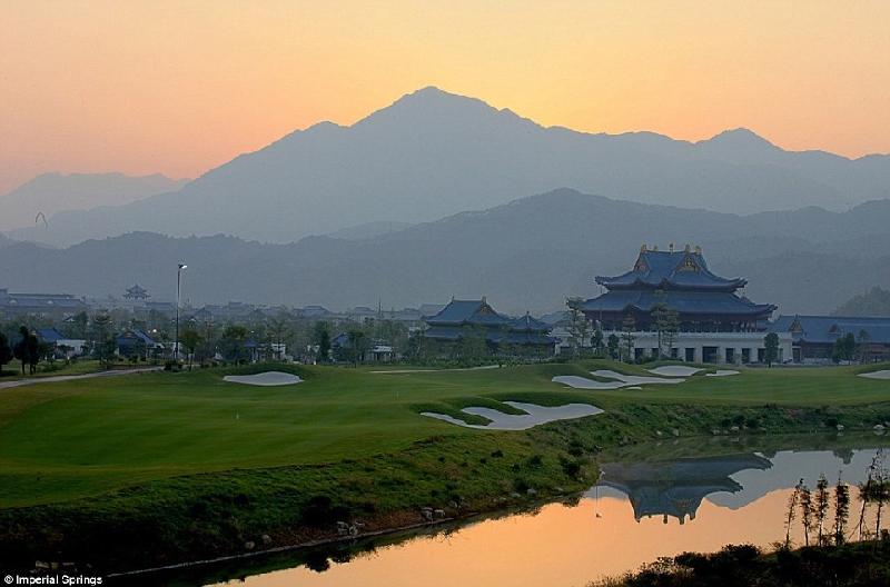 Một trong những điểm hấp dẫn nhất của khu nghỉ dưỡng này là sân golf 27 lỗ.