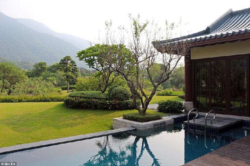 Du khách ở tại biệt thự sẽ được tận hưởng suối nước nóng riêng. Tuy nhiên, một số biệt thự có bể bơi. Giá thuê biệt thự là từ 51.800 Nhân dân tệ (khoảng 174,5 triệu đồng) một đêm.