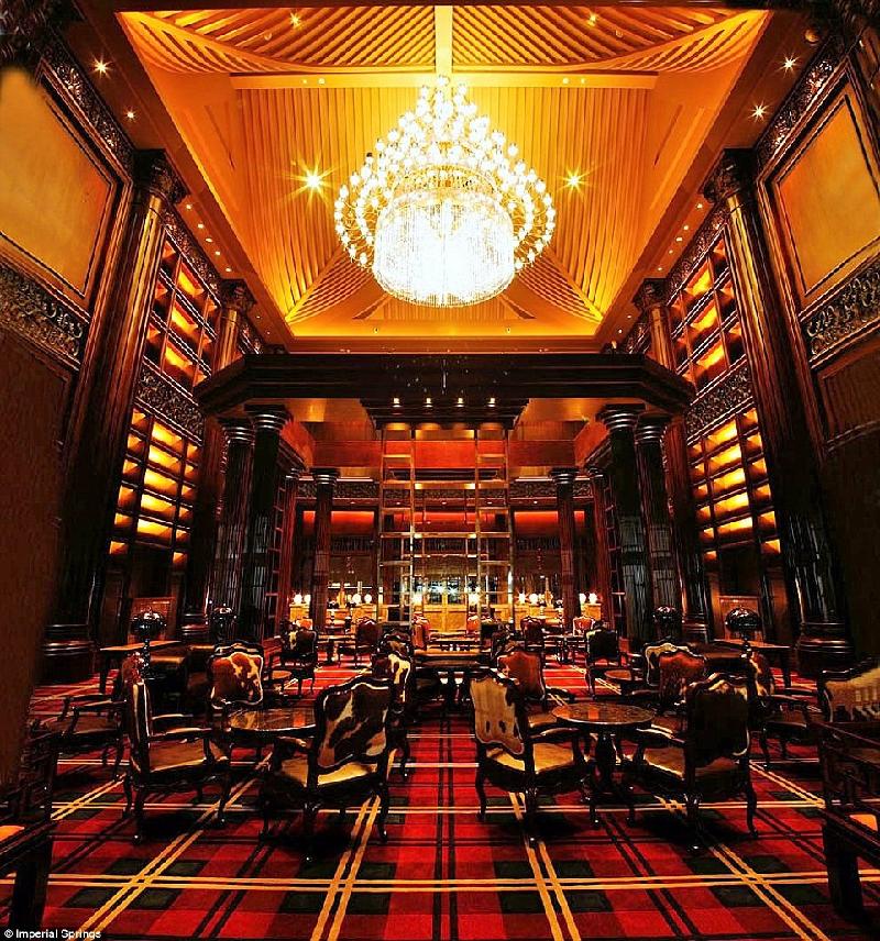 Sân golf 27 chỗ có câu lạc bộ và quán bar kiểu Scotland để du khách thưởng thức xì gà và rượu cognac.