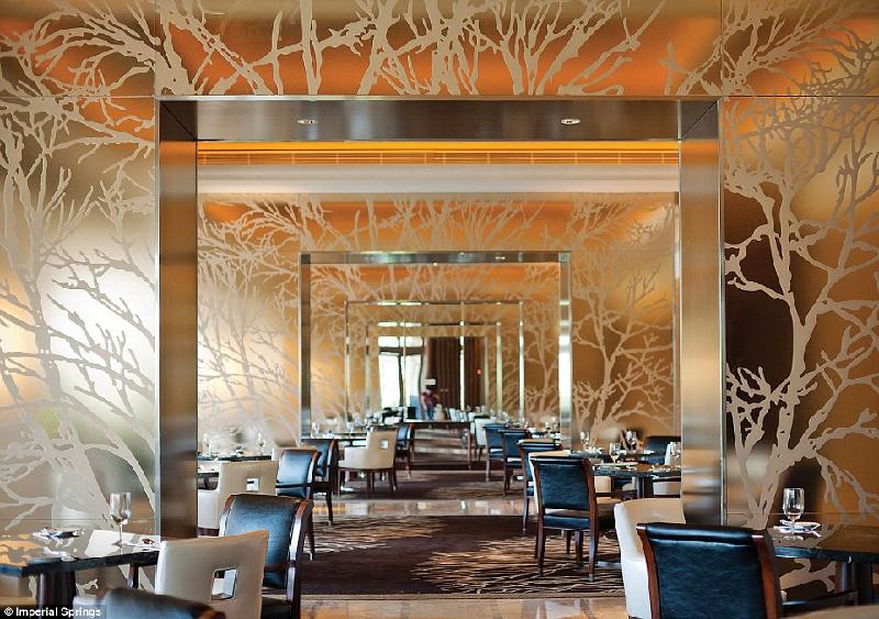 Một trong những nhà hàng được du khách yêu thích ở đây là Flavors, phục vụ ẩm thực châu Âu với cảm hứng từ Trung Quốc.