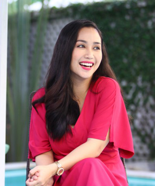 Ốc Thanh Vân là ví dụ tiêu biểu cho sự hết mình vì con giống như các mẹ bỉm sữa trên đời. Từ mái tóc, làn da, đến trang phục,…của Ốc Thanh Vân thay đổi hoàn toàn khi ở nhà và ra đường.