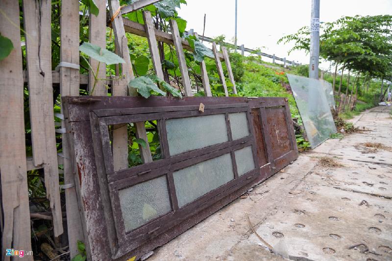 Vườn rau của các gia đình được phân chia bằng hàng rào tre hoặc những sợi dây thừng nhỏ. Mọi vật dụng được sử dụng để che chắn cho vườn rau.