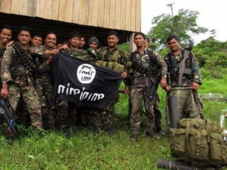 Nhóm Maute sử dụng cờ đen tương tự IS. Ảnh: PHILNEWS